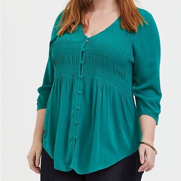 New Torrid CRINKLE GAUZE SMOCKED BUTTON FRONT TOP Size 4 - Picture 2 of 12